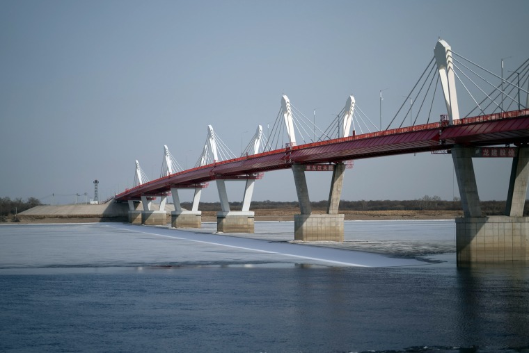 الجسر العابر للحدود الذي يربط مدينة Heihe الصينية بمدينة Blagoveshchensk الروسية.