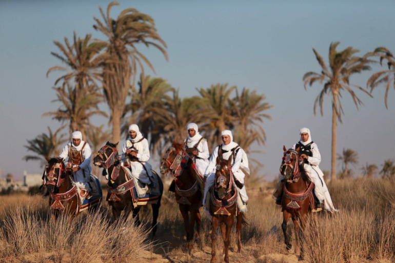 فرسان يرتدون الأزياء التقليدية بمناسبة العيد في بنغازي ، ليبيا