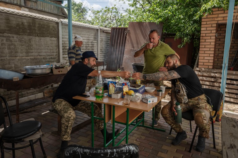 جنود مسلمون أوكرانيون يأكلون ويشربون بعد صلاة أول أيام عيد الأضحى ، في مسجد المدينة المنورة ، كونستانتينوفكا ، شرق أوكرانيا ، السبت 9 يوليو 2022. 