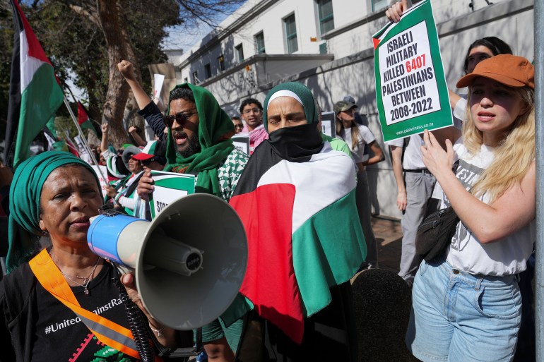 أعضاء حملة التضامن مع فلسطين يحتجون خارج المكتب القنصلي الإسرائيلي في كيب تاون بجنوب أفريقيا في 11 أكتوبر 2023. تصوير: نيك بوثما - رويترز.