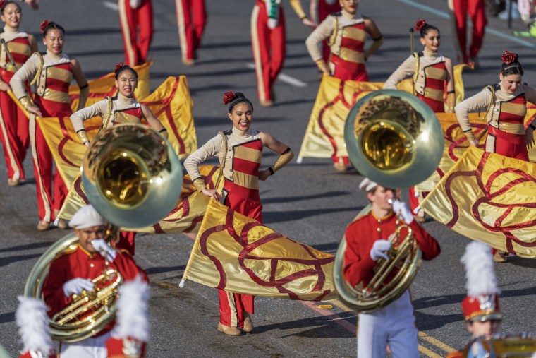 راقصو الفرقة يؤدون عروضهم للجماهير في بطولة Roses Parade الـ 134 في باسادينا، كاليفورنيا في 2 يناير 2023. 