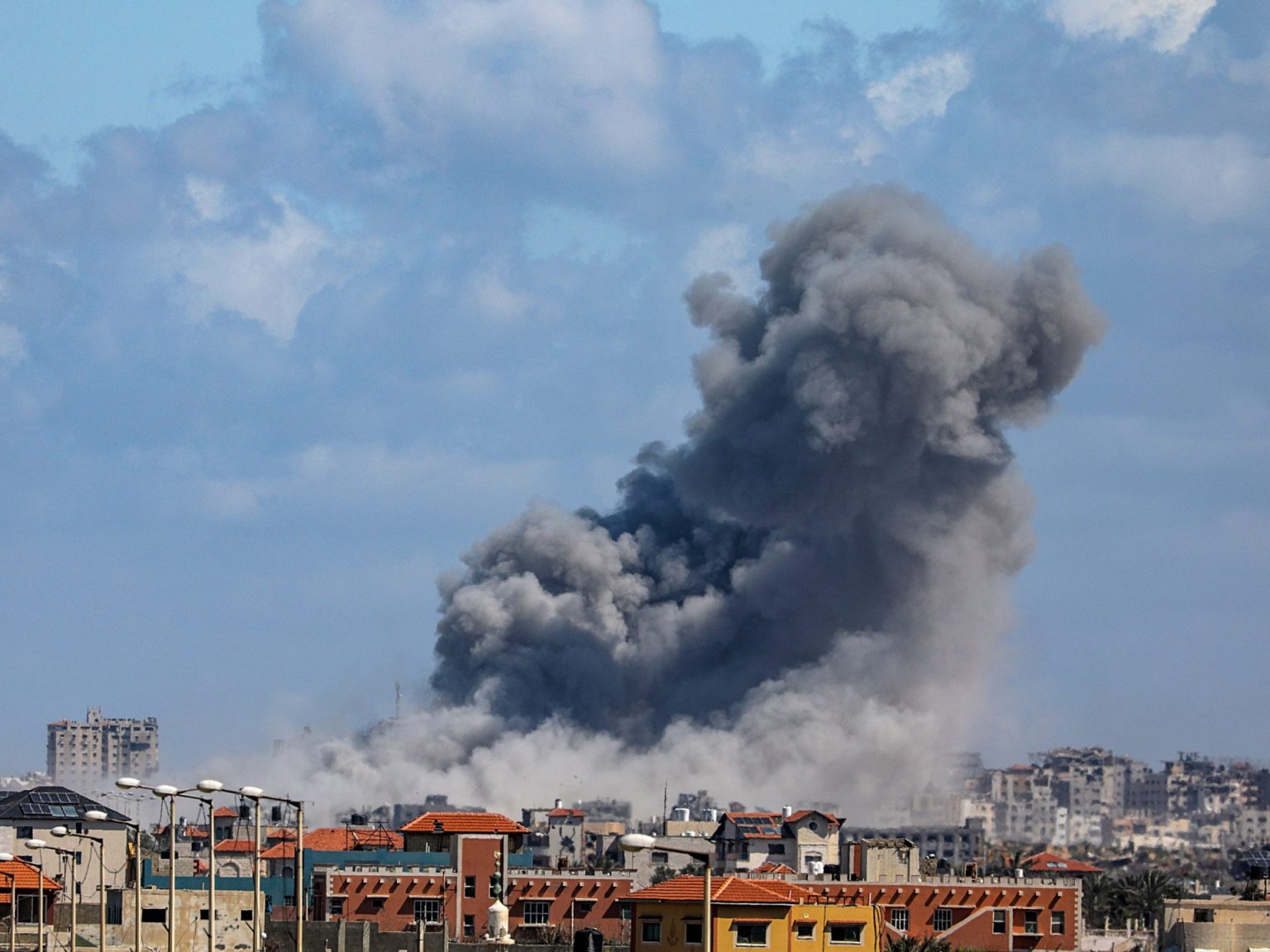 حماس تعرض مقترحا لوقف إطلاق النار وتبادل الأسرى وإسرائيل تصفه بغير الواقعي