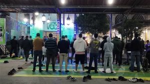 خشوع وأجواء إيمانية.. المئات يؤدون صلاة التراويح من مسجد مصطفى محمود.. صور