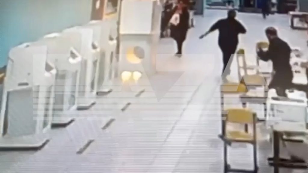 شاهد: نشطاء مناهضون لبوتين يخربون ويشعلون النار في مراكز الاقتراع احتجاجًا على الانتخابات