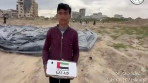 شاهد: الفلسطينيون يشكرون الإمارات على إسقاط 33 طنا من المساعدات الغذائية على غزة – خبر