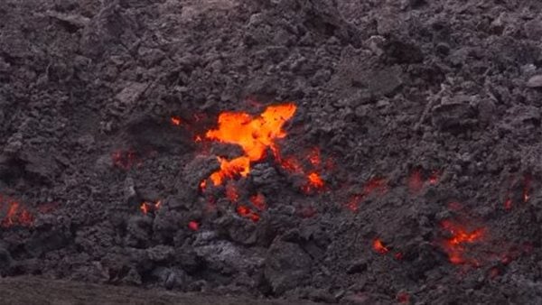 مشاهد تحبس الأنفاس لأنهار من الحمم الملتهبة.. بركان أيسلندا يثور مجدداً| فيديو