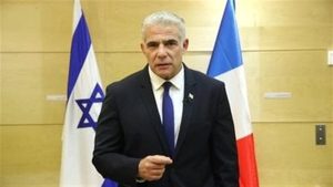 لابيد يطالب بتشكيل حكومة جديدة لمواجهة أكبر أزمة في تاريخ إسرائيل