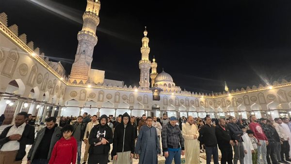 تتلاقى القلوب والثقافات.. آلاف المصلين يؤدون تراويح ليلة 12 رمضان بالجامع الأزهر