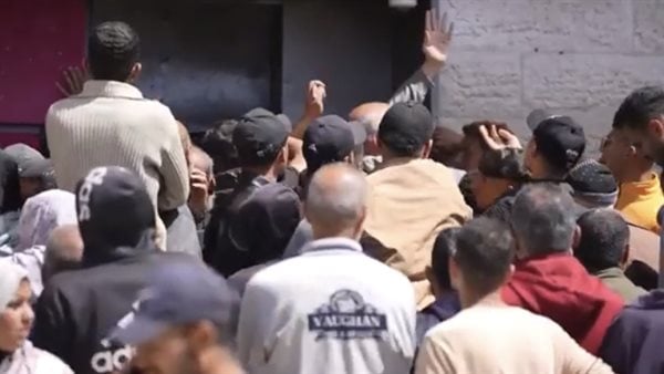 لأيام وساعات .. أهالي فلسطين ينتظرون بالطوابير أمام البنك.. شاهد