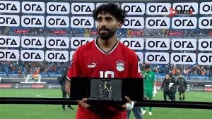 طاير من الفرحة.. لحظة استلام مروان عطية جائزة أفضل لاعب بالمباراة|فيديو