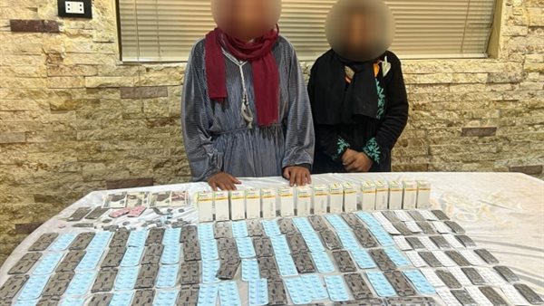 أمن القاهرة يضبط سيدتين وعاطل بحوزتهم مواد مخدرة | صور