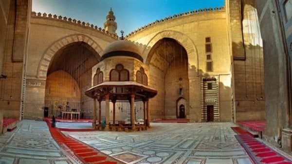 كان موجودا على الـ 100 جنيه.. مسجد السلطان حسن تحفة معمارية تاريخية