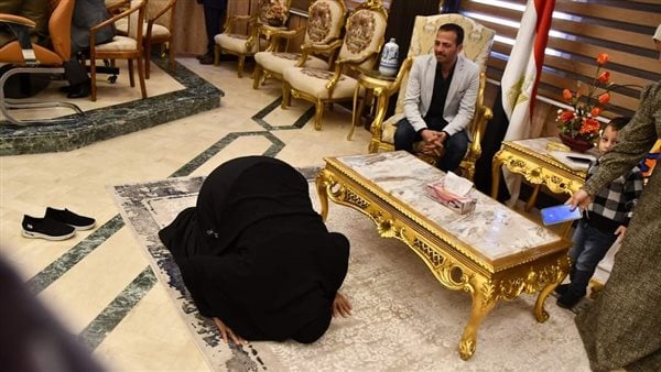 سجدة شكر من الأم المثالية بجنوب سيناء بعد منحها رحلة حج