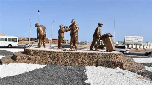 تماثيل لـ”عمال النظافة” بشرم الشيخ تقديرا لجهودهم في الحفاظ على البيئة