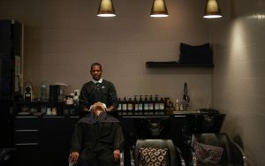 المشرعون الفرنسيون يدرسون مشروع قانون يحظر التمييز في مجال الشعر