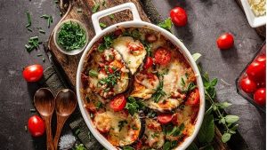 من المطبخ السوداني.. طريقة سهلة لعمل سلطة “أسود” |شاهد