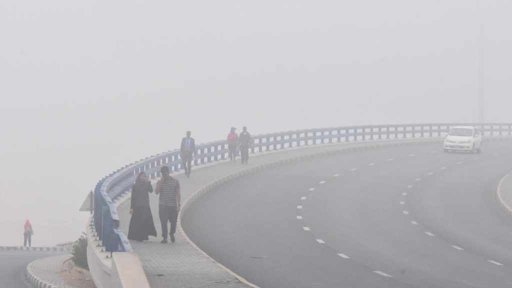 طقس الإمارات: إصدار تنبيهات باللونين الأحمر والأصفر بسبب الضباب؛ فرصة هطول الأمطار اليوم – خبر