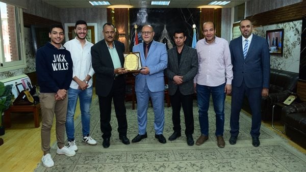 الاتحاد المصري بـ”صيدلة سوهاج” يُكرم رئيس الجامعة