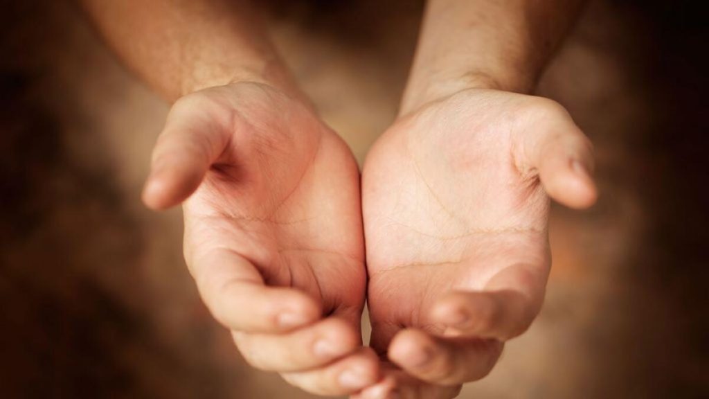 دبي: مراهق يهرب من المنزل بعد طلاق والديه، ويجده يتسول بالقرب من المسجد – أخبار