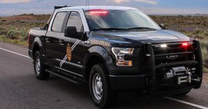 يجري البحث عن المشتبه به بعد أن قتل ضابط شرطة ولاية نيو مكسيكو بالرصاص على الطريق السريع