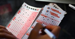 الفوز بالجائزة الكبرى لليانصيب Mega Millions بقيمة مليار دولار تقريبًا بعد شهور من عدم وجود فائز