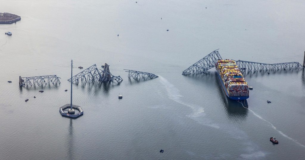 يشعر زملاء العمل بالقلق بشأن فقدان زملائهم في انهيار الجسر