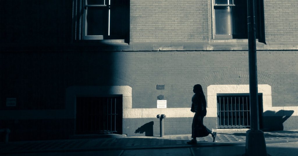 تقول العديد من النساء عبر الإنترنت إنهن تعرضن للضرب أثناء تجوالهن في مدينة نيويورك