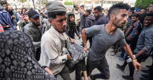 غارة جوية إسرائيلية تستهدف مخيما لمستشفى في غزة، مما أسفر عن مقتل فلسطينيين وإصابة صحفيين