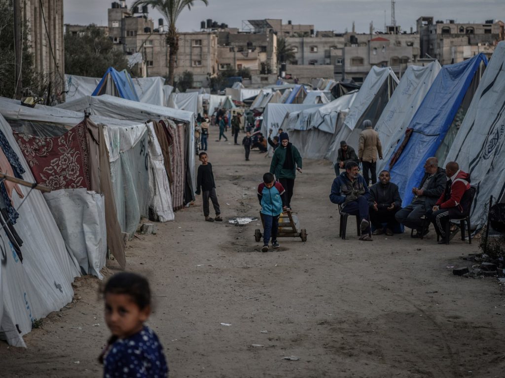 إسرائيل تتحدث عن استمرار المفاوضات ونتنياهو يلتقي عائلات الجنود الأسرى بغزة