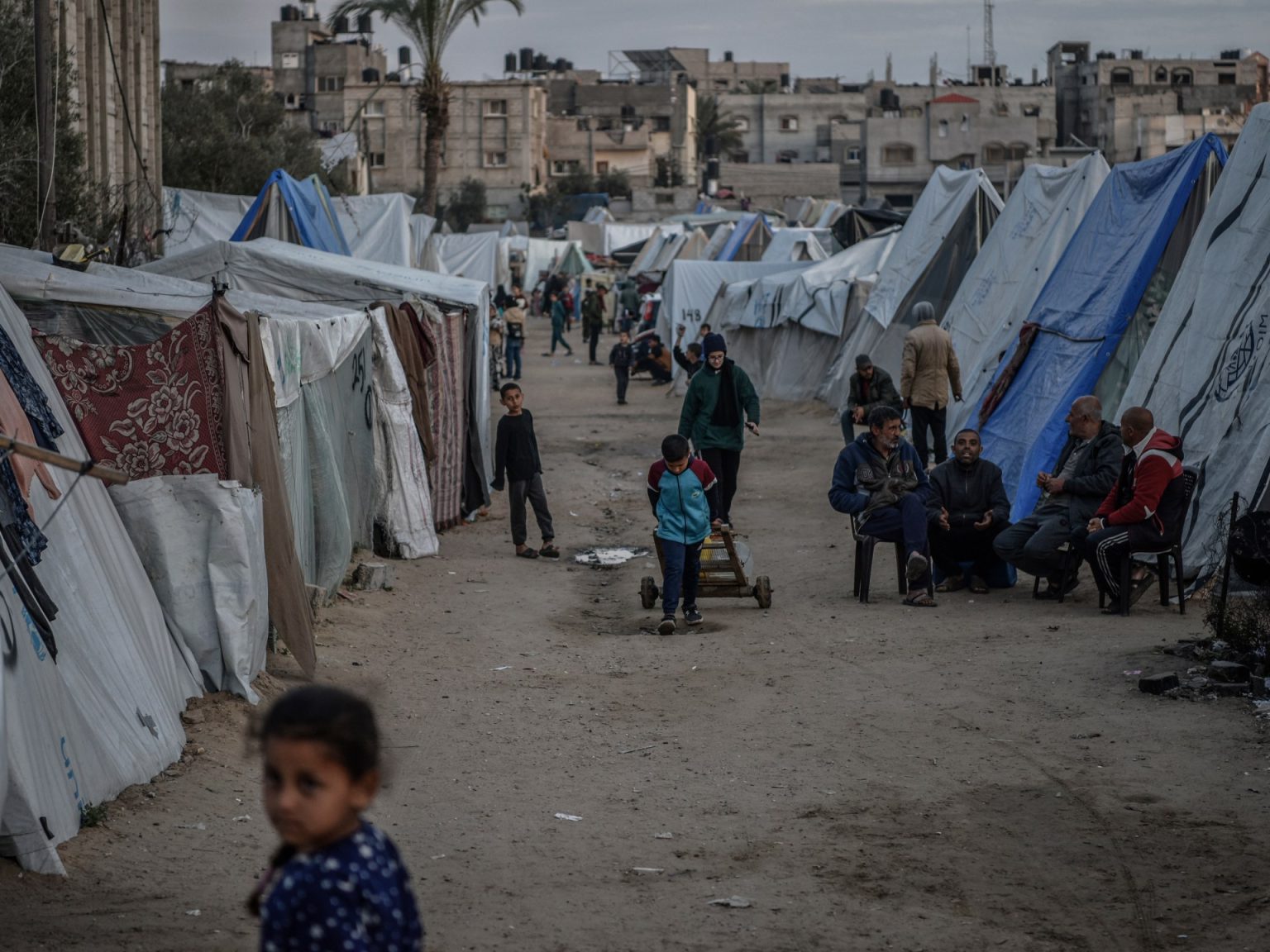 إسرائيل تتحدث عن استمرار المفاوضات ونتنياهو يلتقي عائلات الجنود الأسرى بغزة