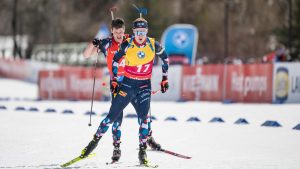 يوهانس ثينجنيس بو في طريقه إلى كريستال جلوب بعد فوزه بسباق السرعة في كانمور، متفوقًا على شقيقه تارجي