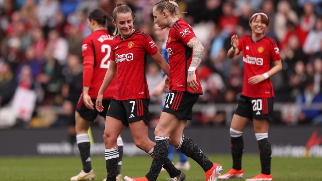 WSL: إيلا تون تسجل هدفًا بينما يغلق مانشستر يونايتد الفجوة في المراكز الثلاثة الأولى بفوز روتيني على إيفرتون