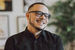 الغرب بين حدثين.. شهامة شون كينغ وإساءة “كوكو”