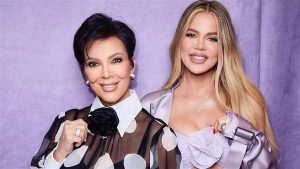 كلوي كارداشيان تخطف الأنظار بإطلالتها مع والدتها