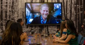 الأمير هاري يلتقي بالفائزين بجائزة ديانا ليجاسي عبر مكالمة فيديو بعد مغادرة ويليام وسط لغز كيت ميدلتون