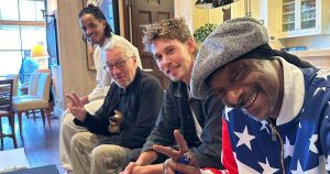 روبرت دي نيرو وسنوب دوج وأوستن بتلر يتناولون العشاء معًا في ماليبو