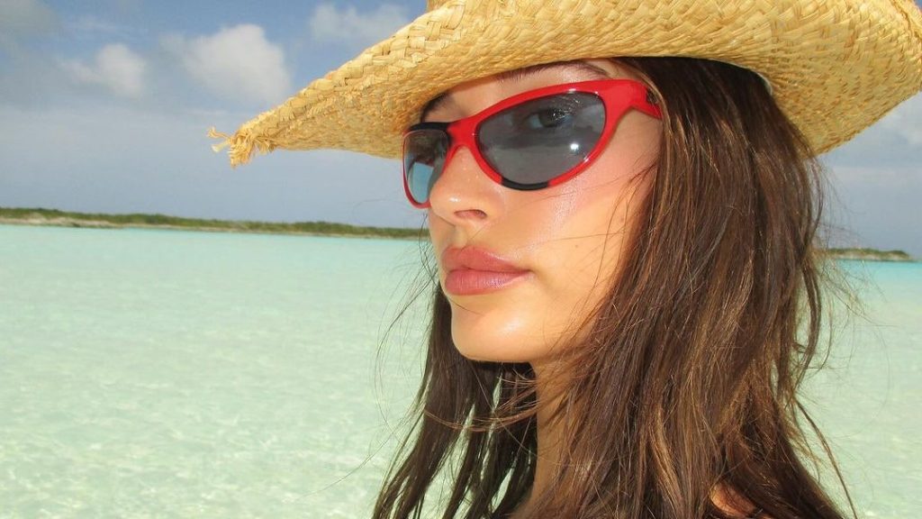 هيلي بيبر ترتدي بالفعل أحدث صيحات ملابس السباحة لهذا الصيف