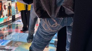 تصاميم الجينز ذات الجيب الخلفي تعود من جديد