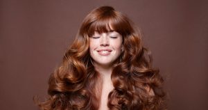 يُعد مثبت الشعر هذا بحجم السفر مثاليًا لتصفيف الشعر المحدث في فصل الربيع – وهو معروض للبيع الآن