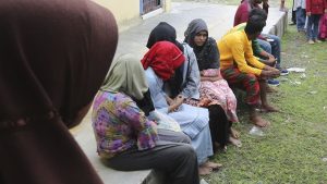 صيادون إندونيسيون ينقذون العشرات من الروهينجا بعد انقلاب قاربهم