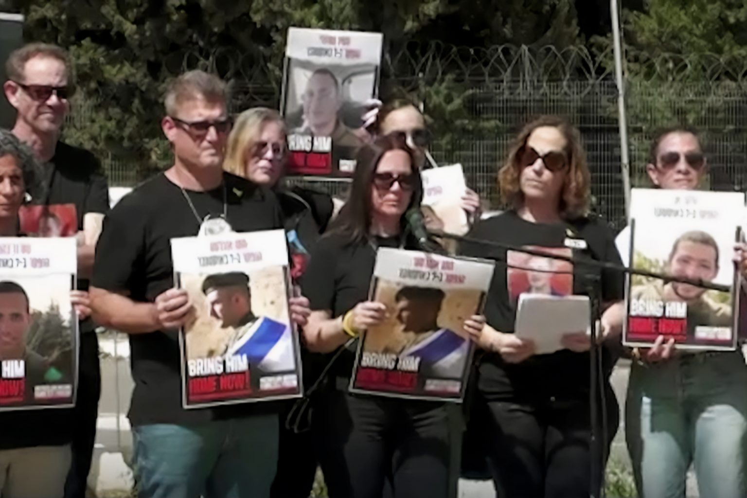 قبيل لقائهم نتنياهو.. أهالي الجنود الأسرى: تعرضنا للضغط والتخويف