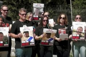 قبيل لقائهم نتنياهو.. أهالي الجنود الأسرى: تعرضنا للضغط والتخويف