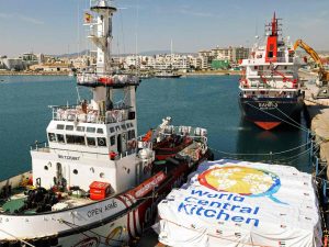 صحيفة إسرائيلية تكشف تفاصيل أول شحنة مساعدات بحرية إلى غزة