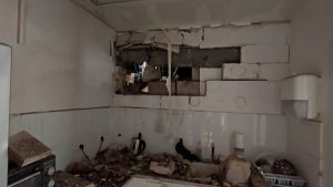 آثار قصف صاروخي لحزب الله على كريات شمونة شمالي إسرائيل