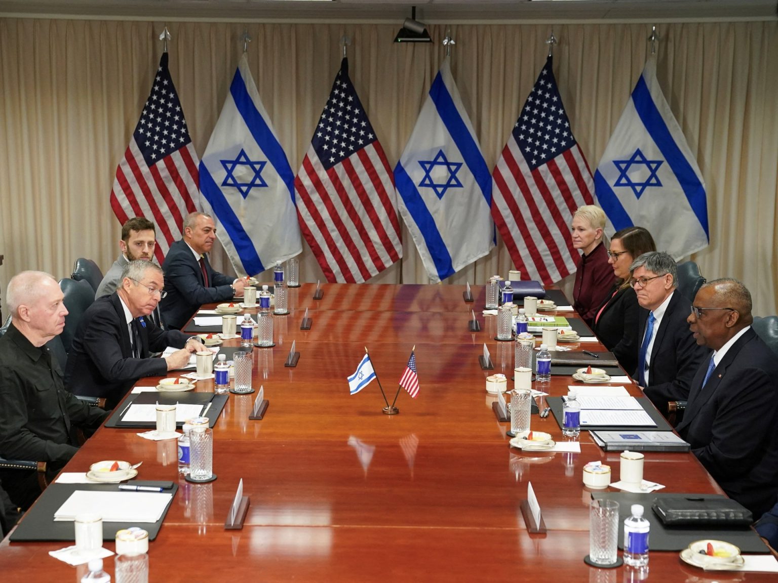 أوستن يلتقي غالانت ويؤكد حرص واشنطن على أمن إسرائيل وحماية المدنيين في غزة