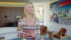 منزل كلوديا شيفر في كوتسوولدز مليء بالسيراميك والشوكولاتة والكثير من شانيل