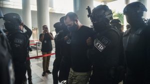 رجل إسرائيلي يدفع بأنه غير مذنب في تهريب الأسلحة وحيازة الرصاص في ماليزيا