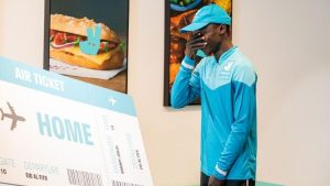 سائق التوصيل في دبي يحصل على هدية مثالية لعيد الفطر: تذكرة طيران إلى المنزل – أخبار