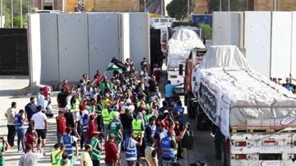 تقارير إعلامية: 81 شاحنة مساعدات عبرت معبر رفح اليوم لغزة.. فيديو