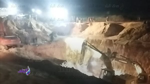 الأهالي ينتظرون استخراج طه ضحية السقوط في بئر بصحراء المنيا| فيديو